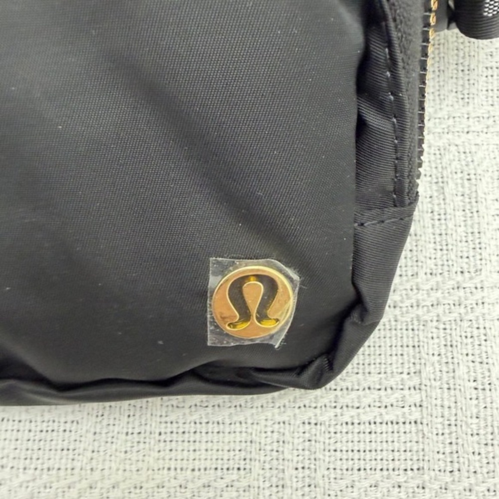 💼Lululemon Everywhere Crossbody Belt Bag Wordmark Black/Gold - Picture 4 of 4